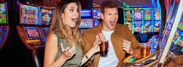 Myanmar National League ဘောလုံးပွဲတွင် ao80 Sportsbook ဖြင့် လောင်းကစားနေသောမြင်ကွင်း